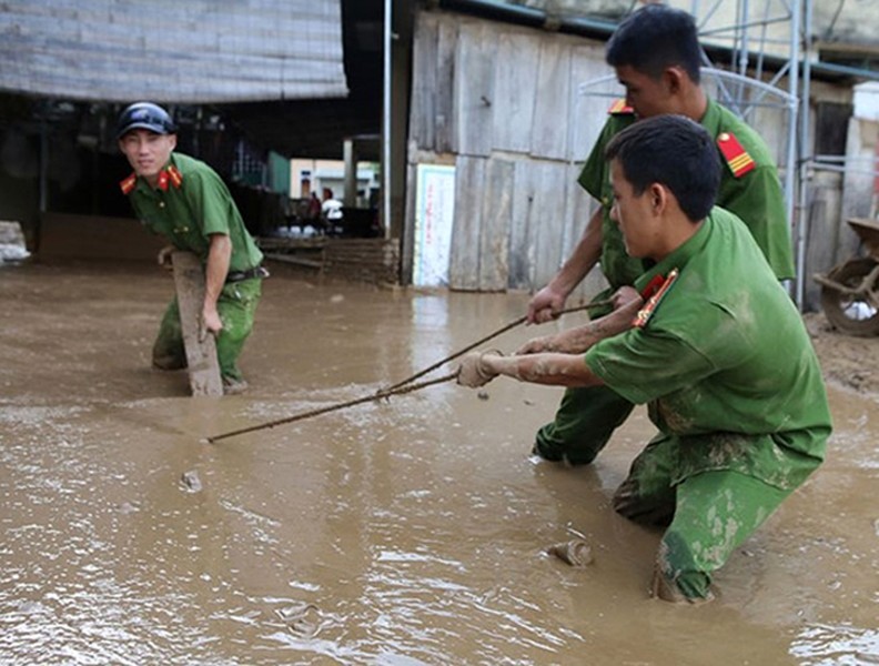 Công an dầm mình trong bùn lầy giúp người dân khắc phục hậu quả lũ lụt